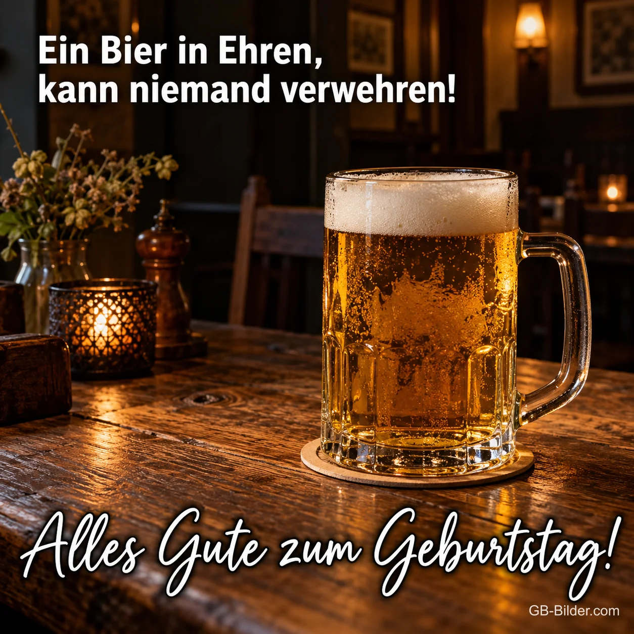 Bierkrug auf einem Holztisch im Gasthaus, Text: Ein Bier in Ehren, kann niemand verwehren! Alles Gute zum Geburtstag! Bierkrug auf einem Holztisch im Gasthaus, Text: Ein Bier in Ehren, kann niemand verwehren! Alles Gute zum Geburtstag!