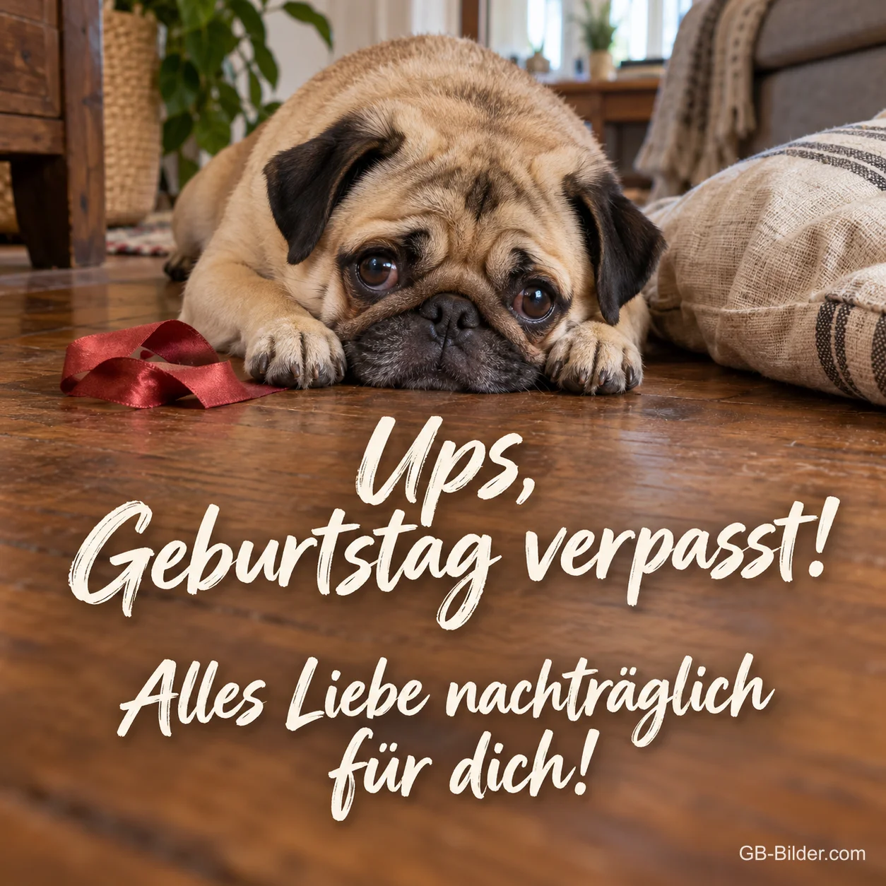 Traurig schauender Mops liegt auf dem Holzboden, Text: Ups, Geburtstag verpasst! – Alles Liebe nachträglich für dich!