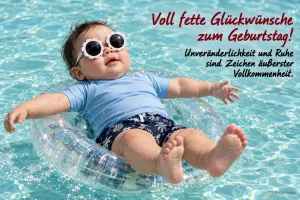 Baby mit Sonnenbrille treibt im Schwimmring im Pool, Text: Voll fette Glückwünsche zum Geburtstag! Unveränderlichkeit und Ruhe sind Zeichen äußerster Vollkommenheit.