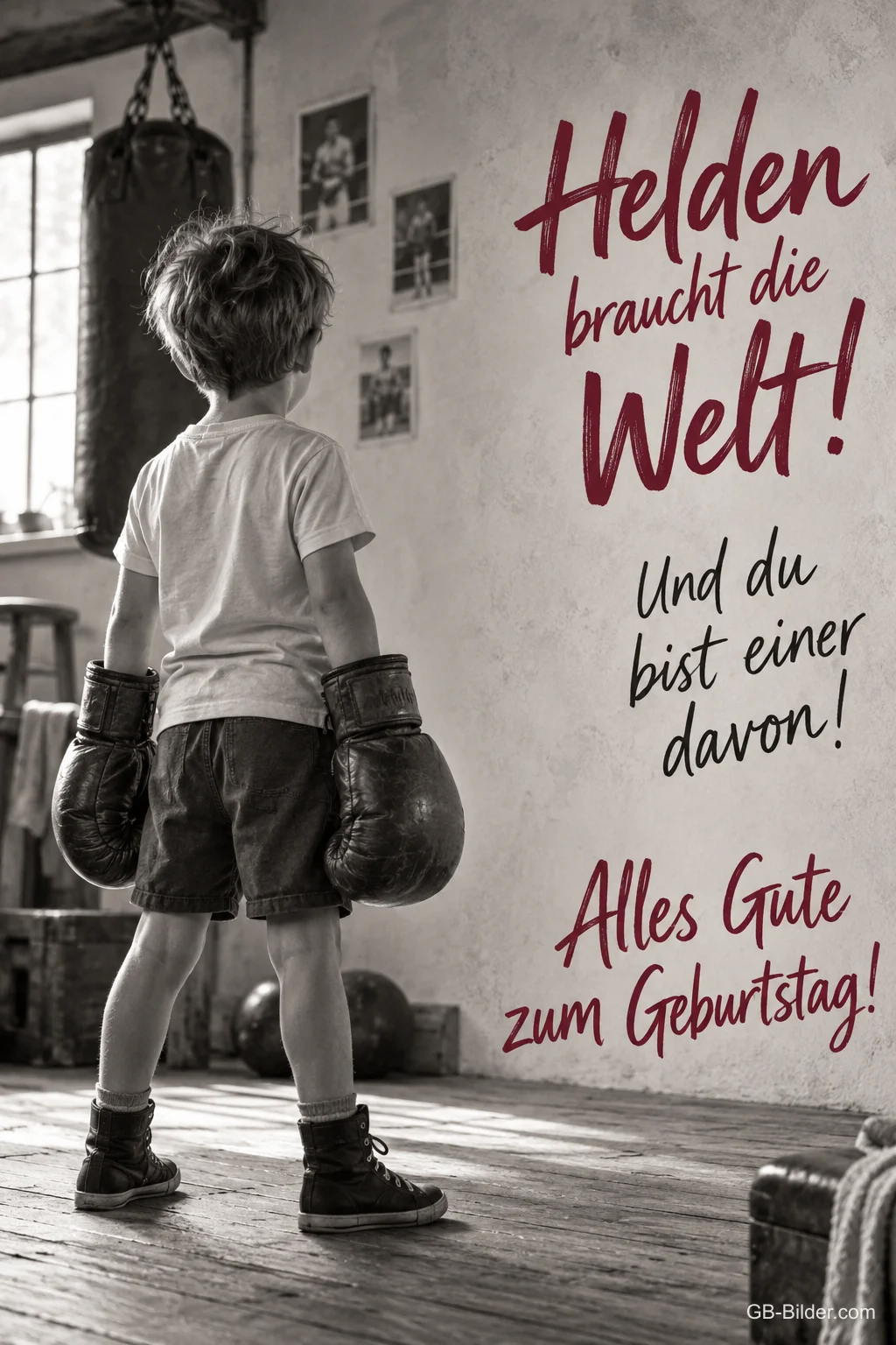 Kleiner Junge mit Boxhandschuhen in einer alten Boxhalle in Schwarz-Weiß, Text: Helden braucht die Welt! Und du bist einer davon! Alles Gute zum Geburtstag!