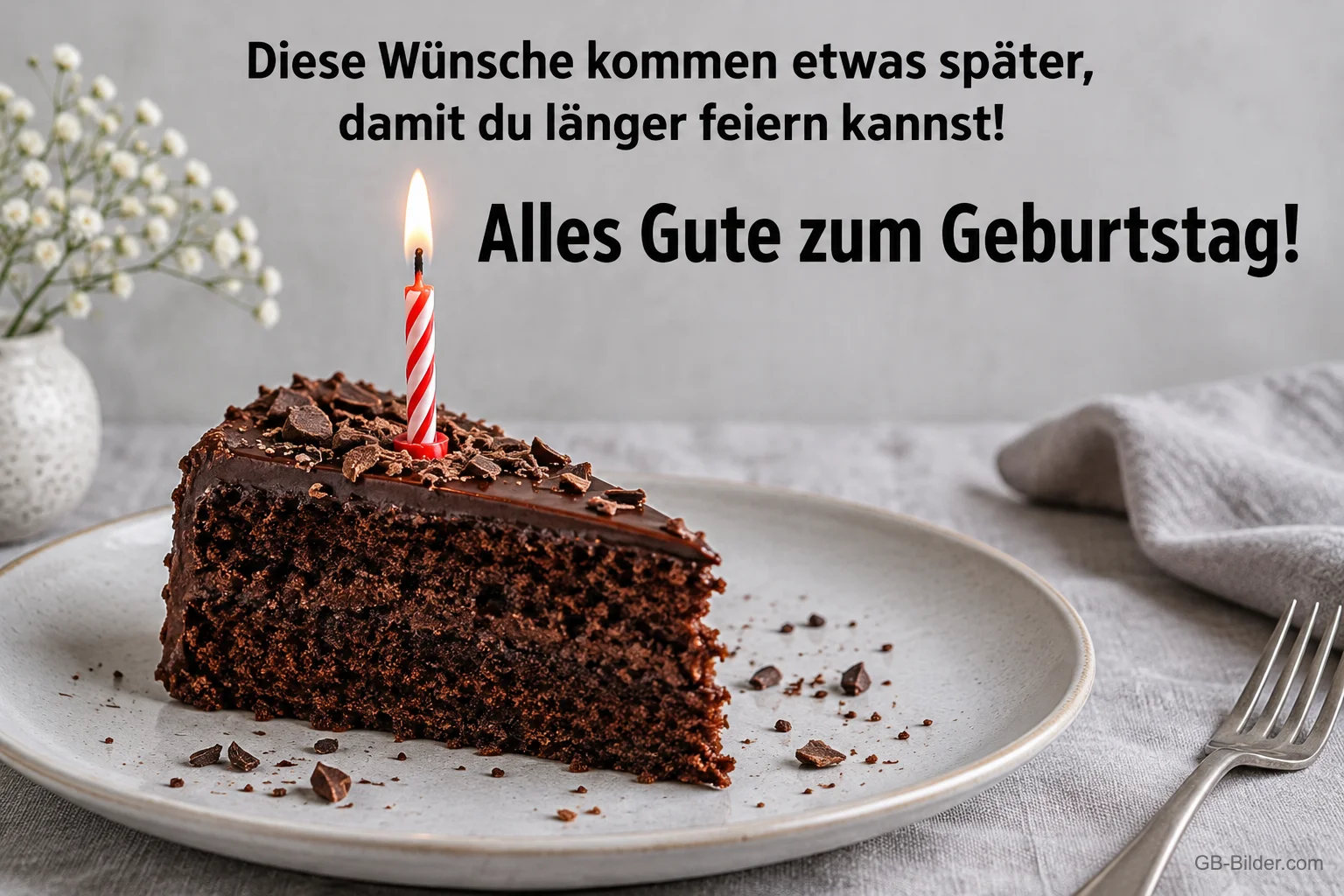 Stück Schokoladentorte mit Kerze auf einem Teller, Text: Diese Wünsche kommen etwas später, damit du länger feiern kannst! Alles Gute zum Geburtstag!