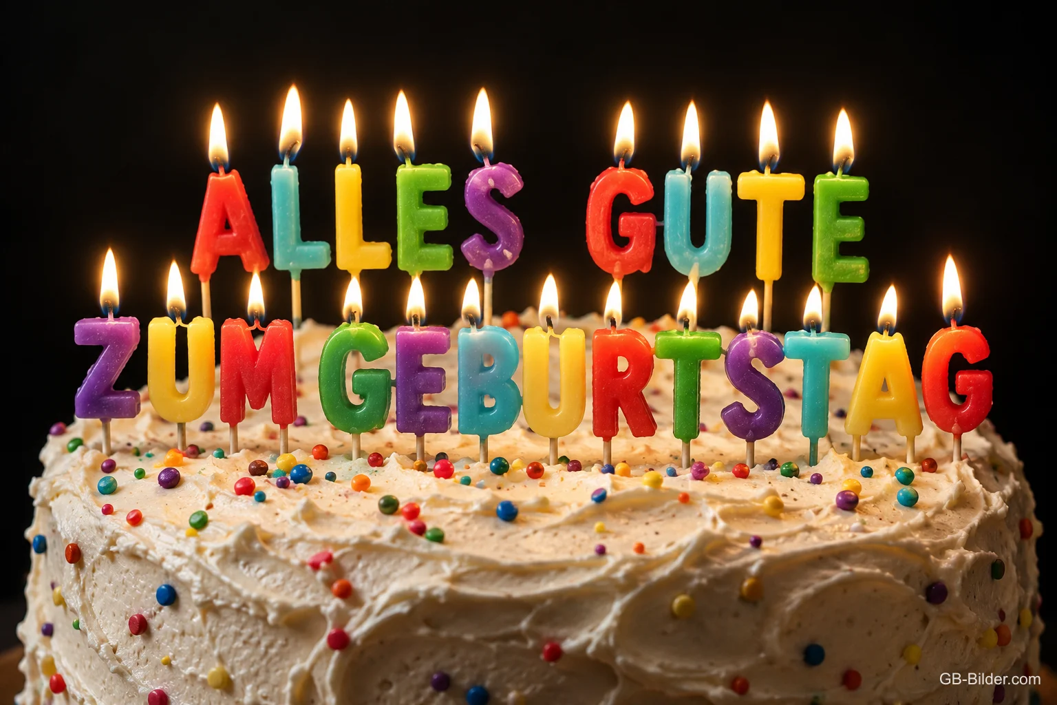 Bunte Buchstabenkerzen auf einer Geburtstagstorte, Text: ALLES GUTE ZUM GEBURTSTAG