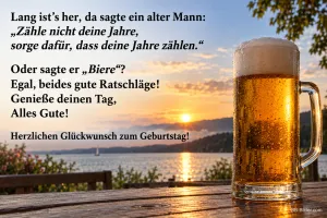 Bierkrug auf einem Tisch am See bei Sonnenuntergang, Text: Lang ist’s her, da sagte ein alter Mann: „Zähle nicht deine Jahre, sorge dafür, dass deine Jahre zählen.“ Oder sagte er „Biere“? Egal, beides gute Ratschläge! Genieße deinen Tag, Alles Gute! Herzlichen Glückwunsch zum Geburtstag!