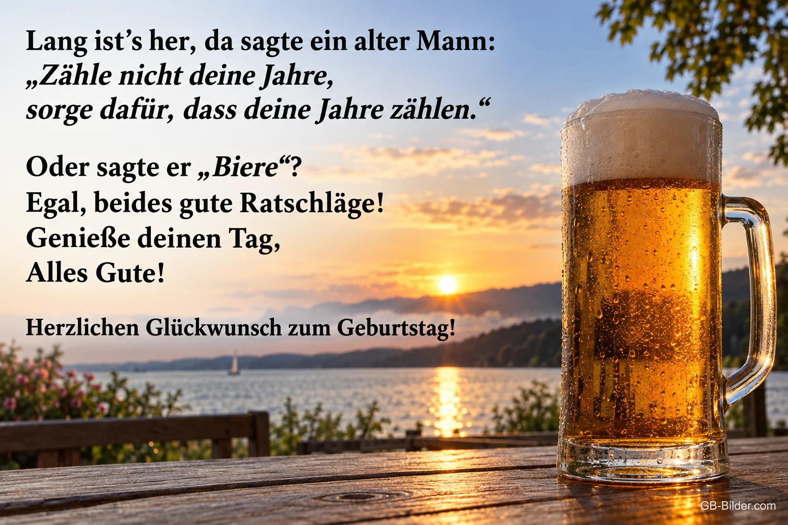 Bierkrug auf einem Tisch am See bei Sonnenuntergang, Text: Lang ist’s her, da sagte ein alter Mann: „Zähle nicht deine Jahre, sorge dafür, dass deine Jahre zählen.“ Oder sagte er „Biere“? Egal, beides gute Ratschläge! Genieße deinen Tag, Alles Gute! Herzlichen Glückwunsch zum Geburtstag!