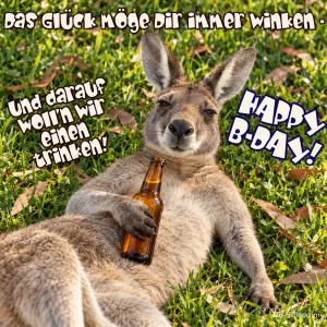 Entspanntes Känguru mit Bierflasche im Gras, Text: Das Glück möge dir immer winken, und darauf woll’n wir einen trinken! Happy B-Day!