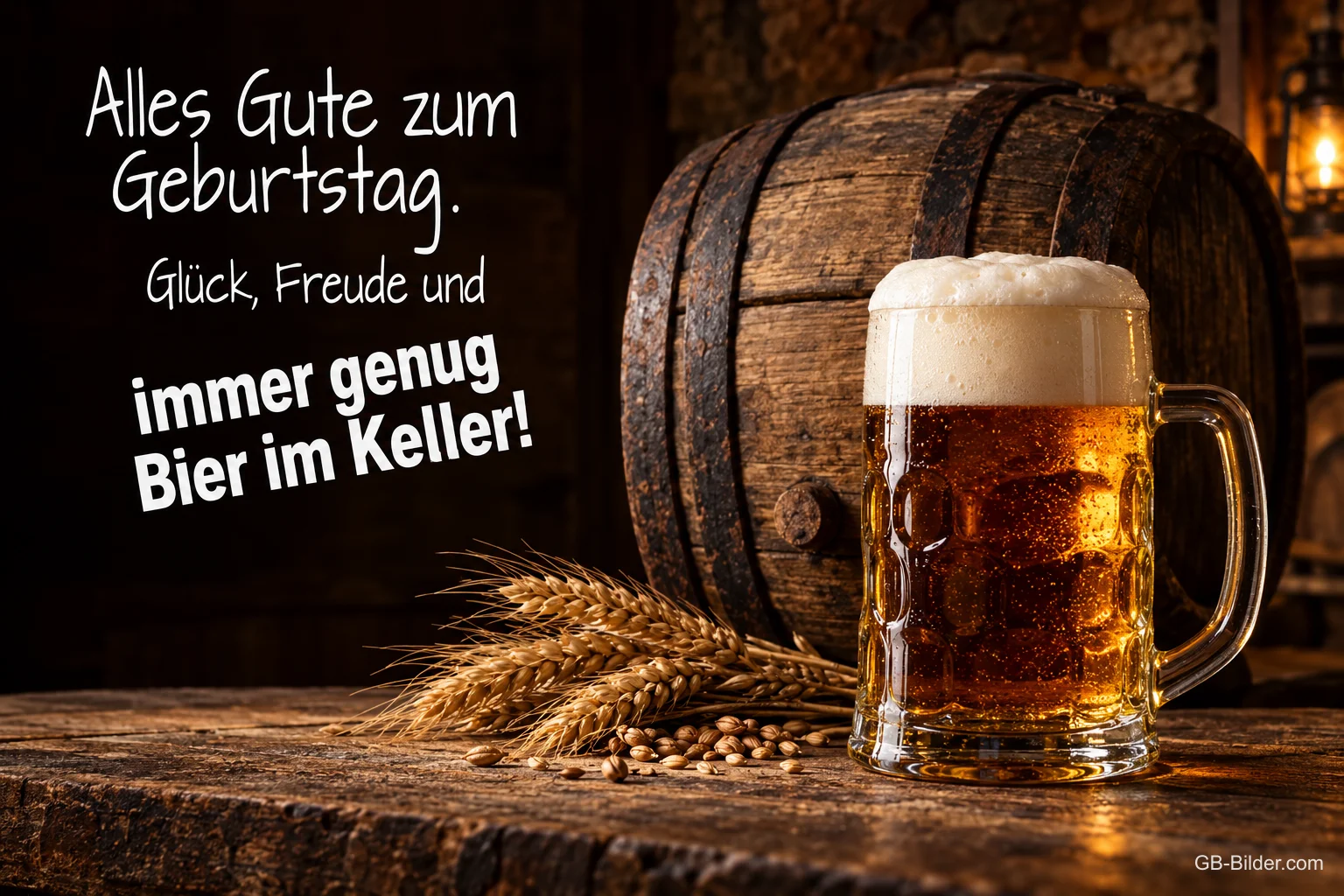 Bierkrug vor Holzfass mit Weizenähren, Text: Alles Gute zum Geburtstag. Glück, Freude und immer genug Bier im Keller!