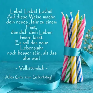 Bunte Geburtstagskerzen mit türkiser Schleife, Text: Lebe! Liebe! Lache! Alles Gute zum Geburtstag!