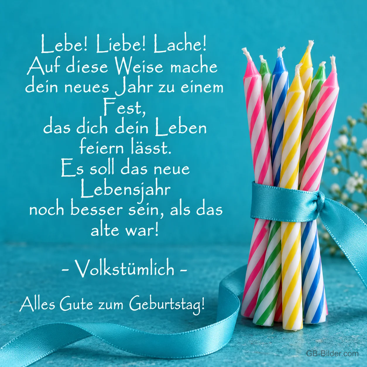 Bunte Geburtstagskerzen mit türkiser Schleife, Text: Lebe! Liebe! Lache! Alles Gute zum Geburtstag!