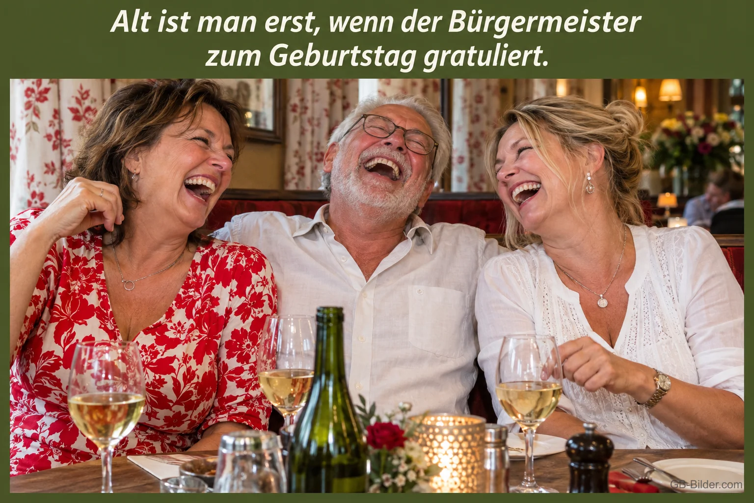 Zwei Frauen und ein älterer Mann lachen herzlich am Restauranttisch mit Weingläsern, Text: Alt ist man erst, wenn der Bürgermeister zum Geburtstag gratuliert.
