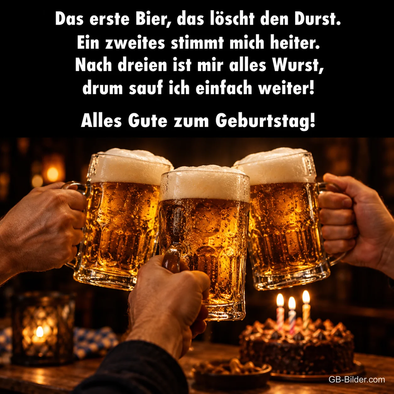 Drei Bierkrüge stoßen an, daneben Geburtstagskuchen, Text: Das erste Bier, das löscht den Durst. Alles Gute zum Geburtstag!