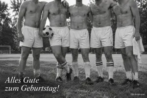 Fußballer in weißen Shorts auf dem Rasen, Text: Alles Gute zum Geburtstag!