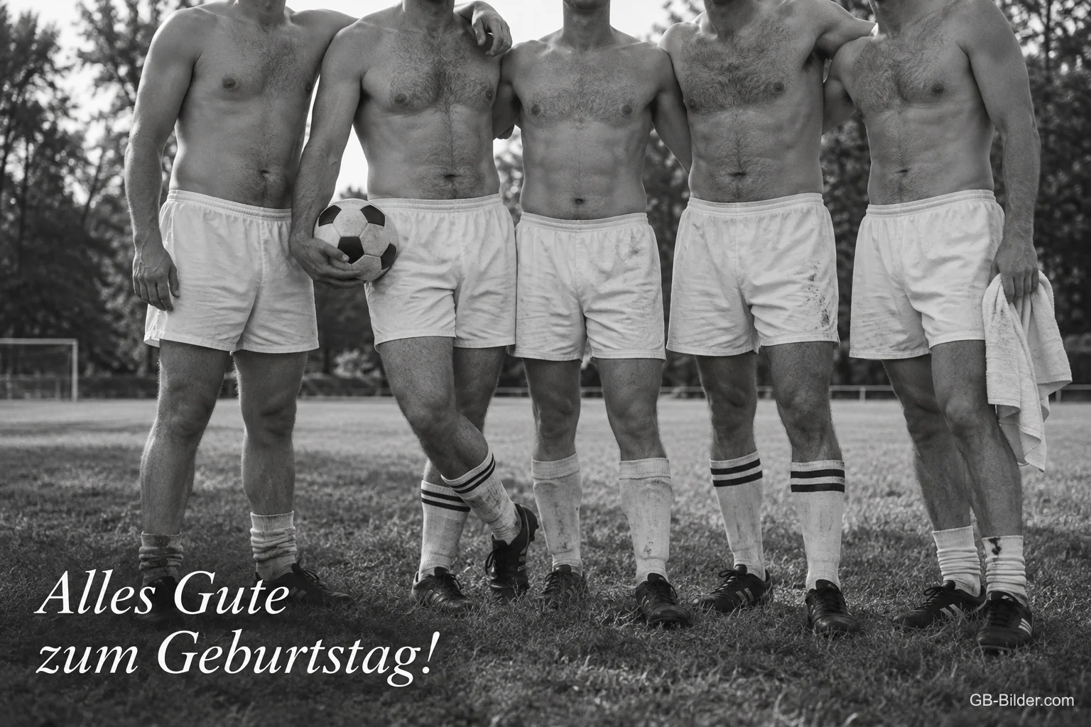 Fußballer in weißen Shorts auf dem Rasen, Text: Alles Gute zum Geburtstag!