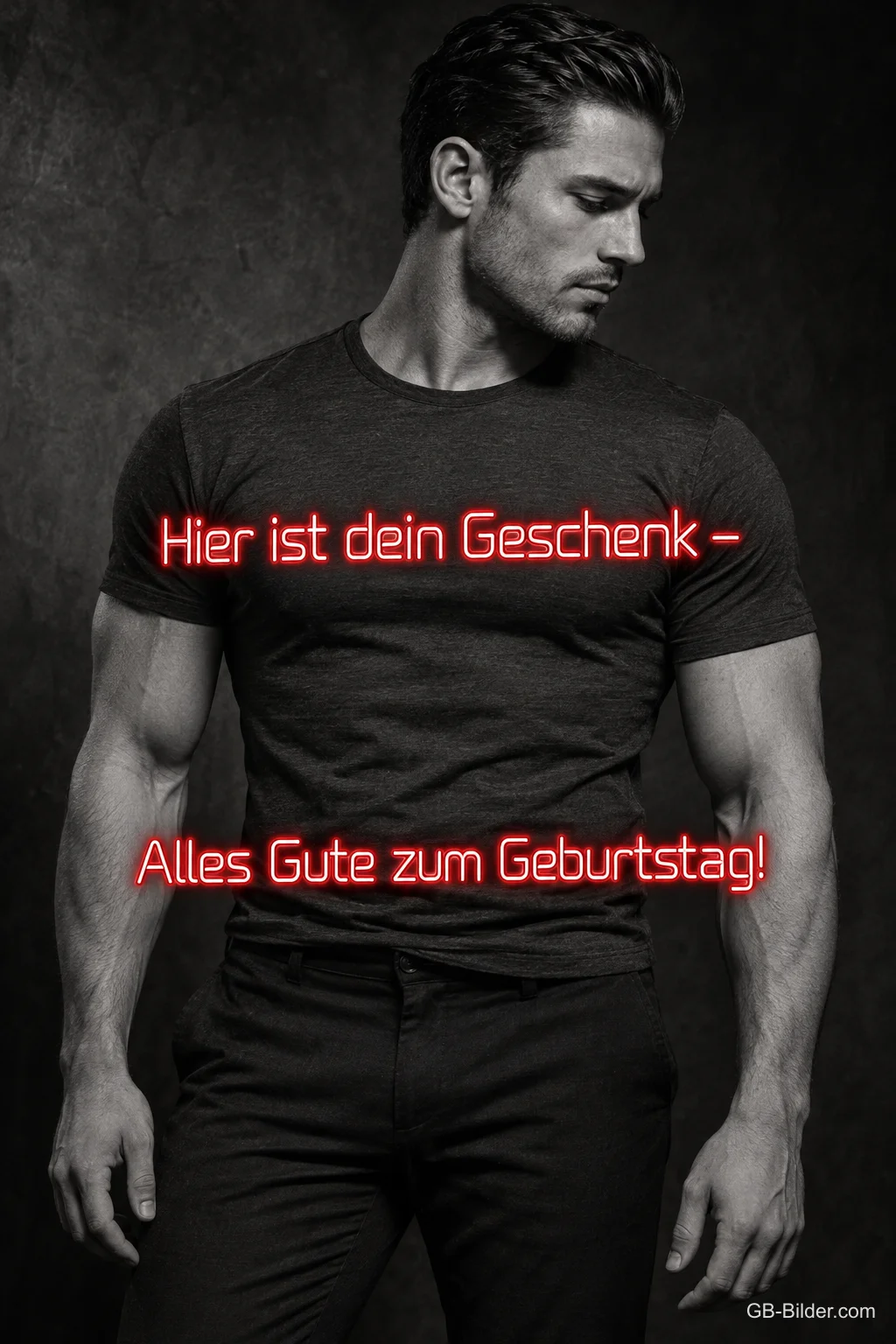 Muskulöser Mann im schwarzen T-Shirt in Schwarz-Weiß, Text: Hier ist dein Geschenk – Alles Gute zum Geburtstag!
