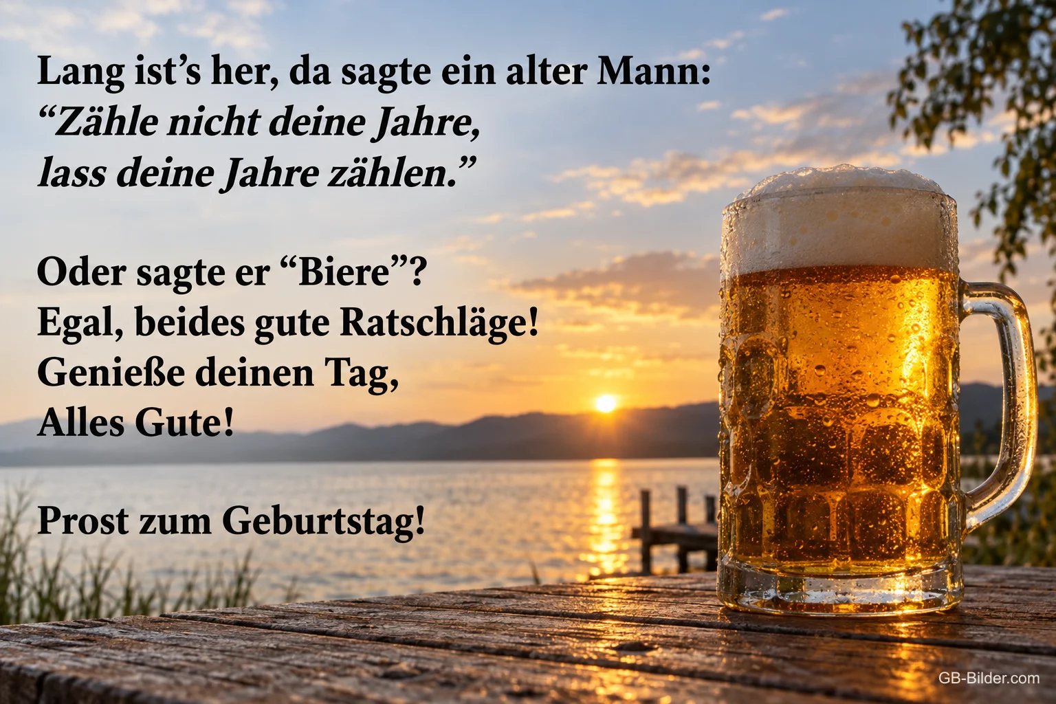 Bierkrug am See im Sonnenuntergang, lustiger Spruch: Zähle nicht deine Jahre. Prost zum Geburtstag!