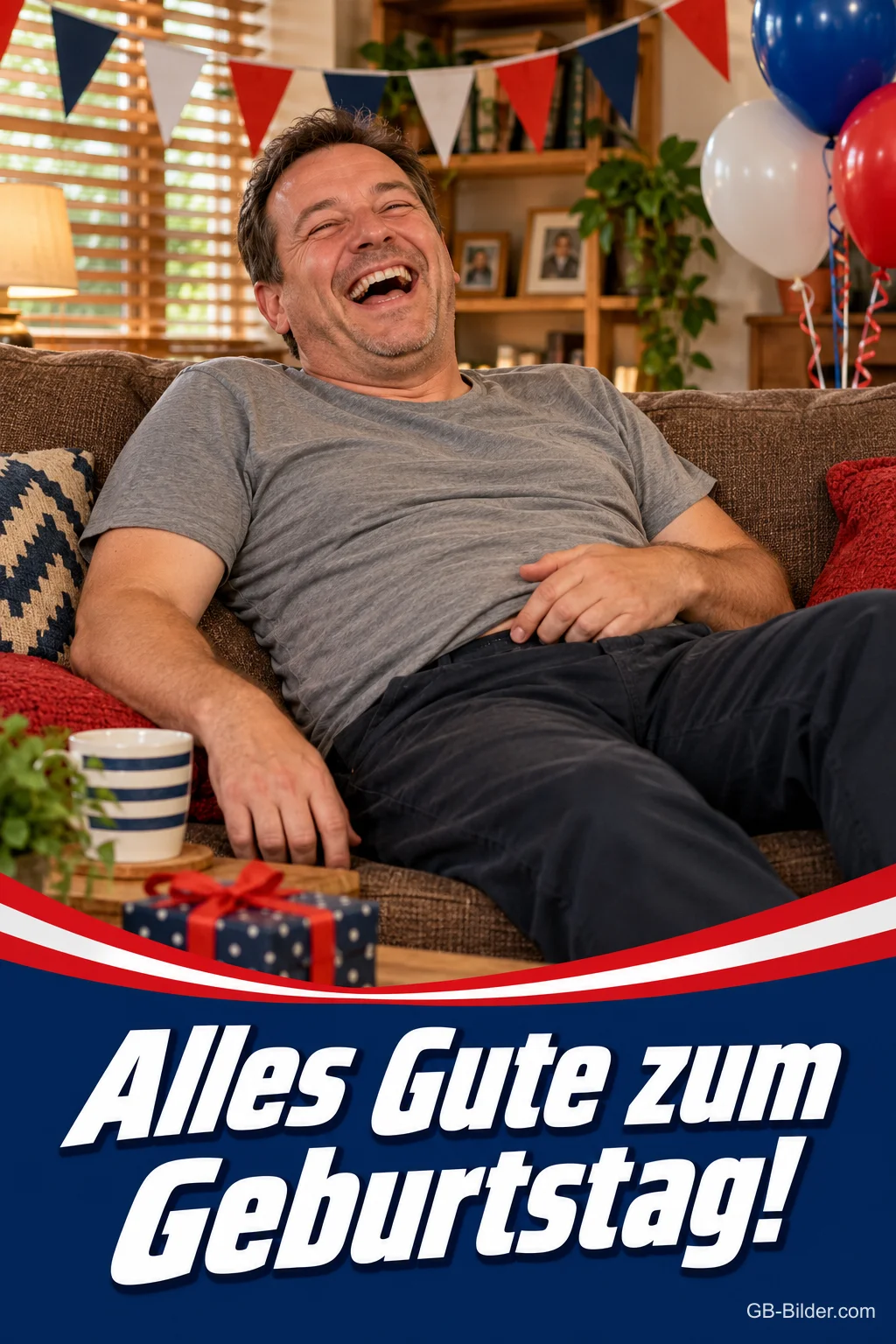 Mann lacht entspannt auf dem Sofa, Wimpel und Luftballons, Text: Alles Gute zum Geburtstag!
