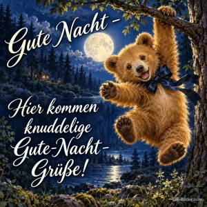 Bärenjunges hängt fröhlich an einem Ast vor dem Vollmond, Text: Gute Nacht – Hier kommen knuddelige Gute-Nacht-Grüße!