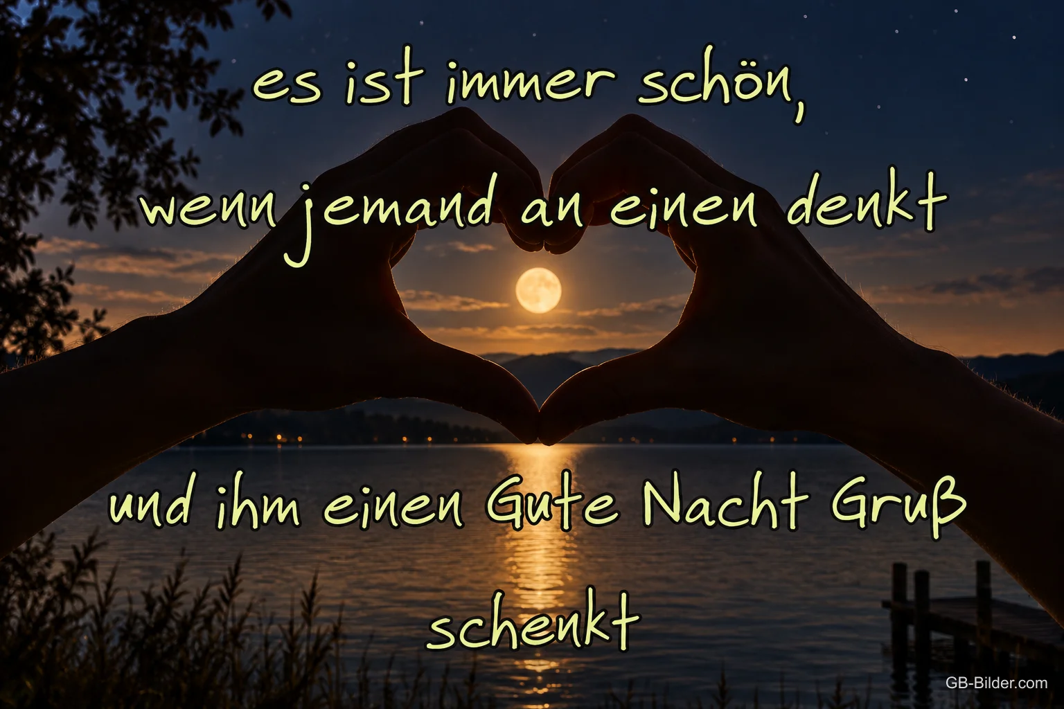 Hände formen ein Herz vor dem Mond, Text: es ist immer schön, wenn jemand an einen denkt und ihm einen Gute Nach