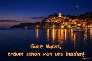 Beleuchtete Küstenstadt mit Segelboot bei Nacht, Text: Gute Nacht, träum schön von uns beiden!