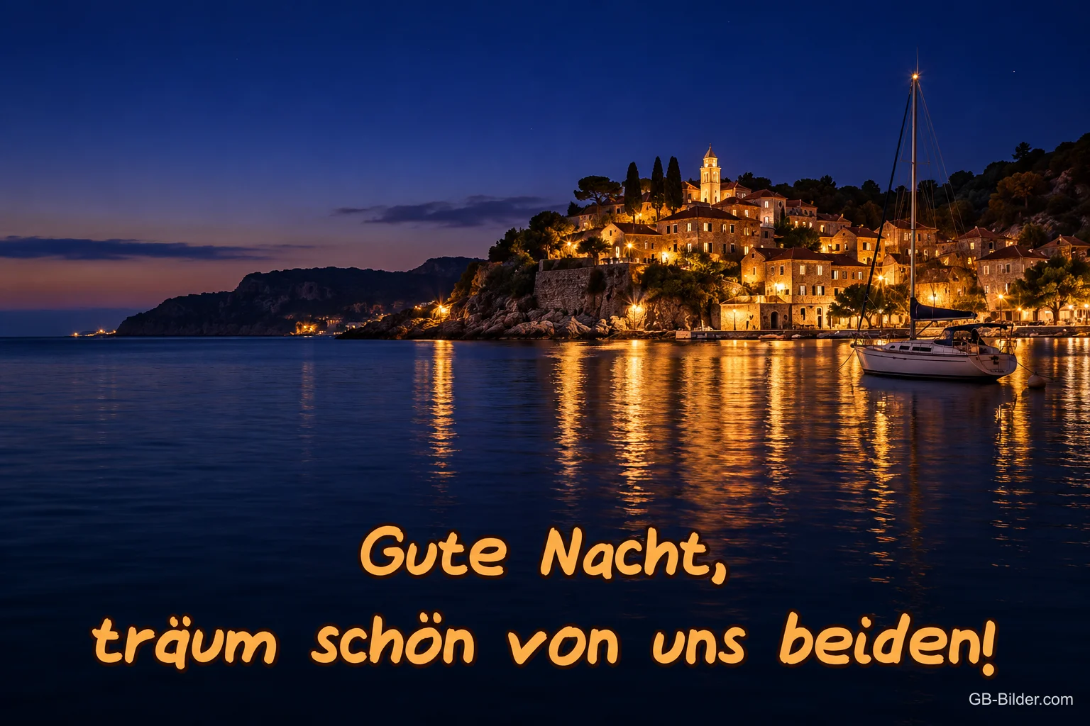 Beleuchtete Küstenstadt mit Segelboot bei Nacht, Text: Gute Nacht, träum schön von uns beiden!
