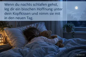 Kind schläft mit Teddybär im Bett bei Mondschein, Text: Wenn du nachts schlafen gehst, leg dir ein bisschen Hoffnung unter dein Kopfkissen und nimm sie mit in den neuen Tag.