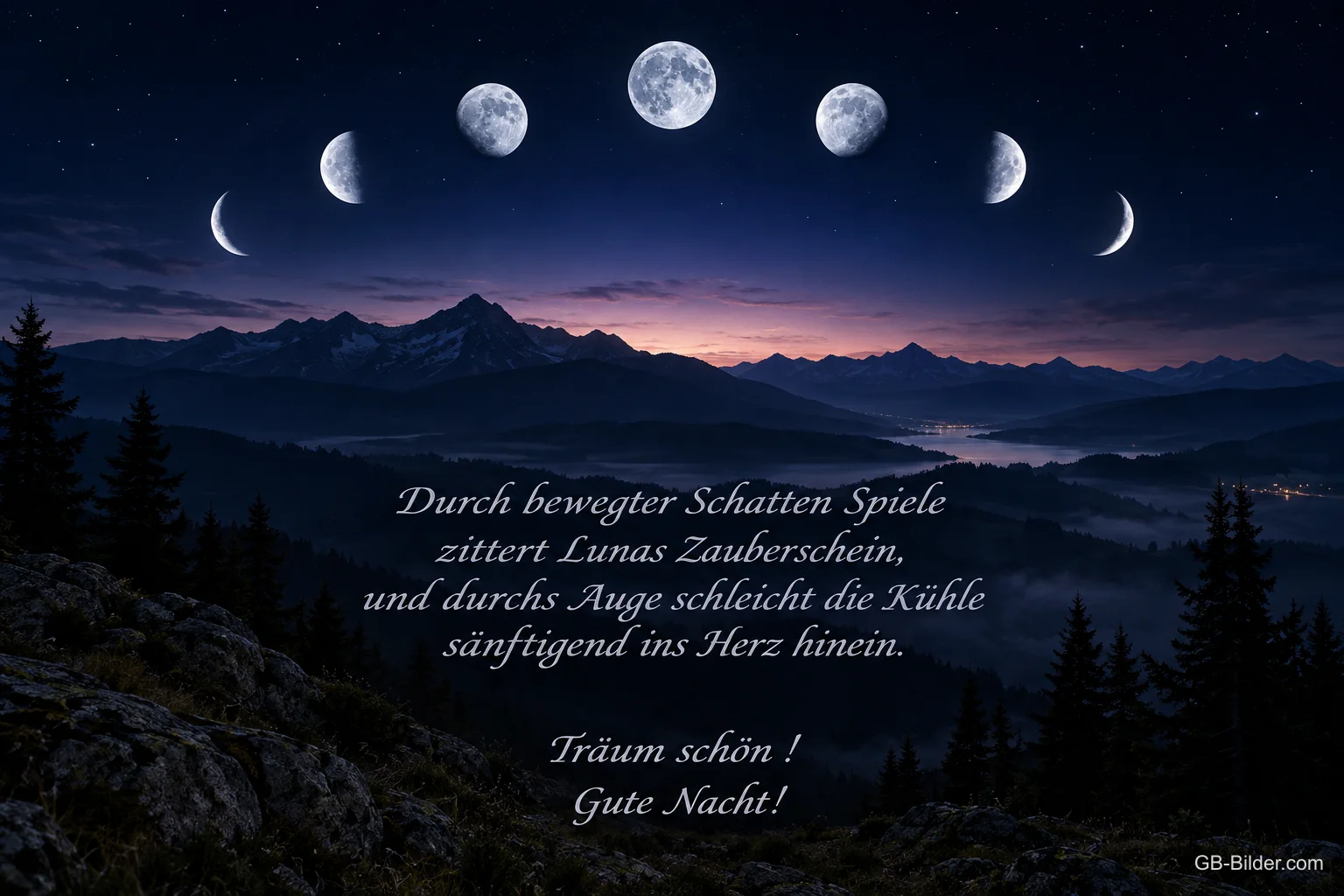 Mondphasen am Nachthimmel über einer Berglandschaft, Text: Durch bewegter Schatten Spiele zittert Lunas Zauberschein, und durchs Auge schleicht die Kühle sänftigend ins Herz hinein. Träum schön! Gute Nacht!