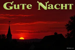 Rote Abendsonne hinter Kirchturm und Dächern, Text: Gute Nacht