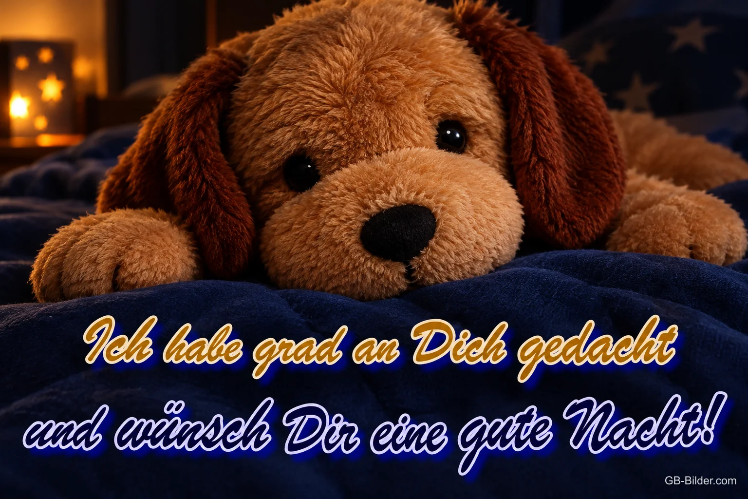Plüschhund auf blauer Bettdecke, Text: Ich habe grad an Dich gedacht und wünsch Dir eine gute Nacht!