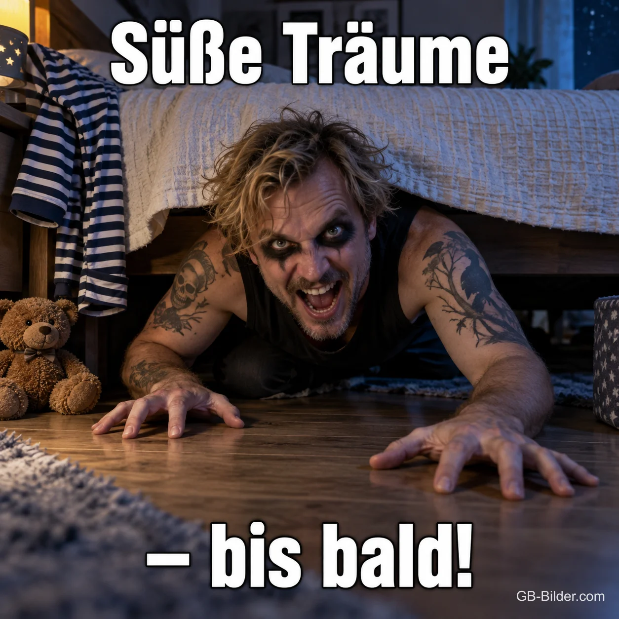 Grinsender Mann krabbelt unter einem Kinderbett hervor, daneben ein Teddy, Text: Süße Träume – bis bald!