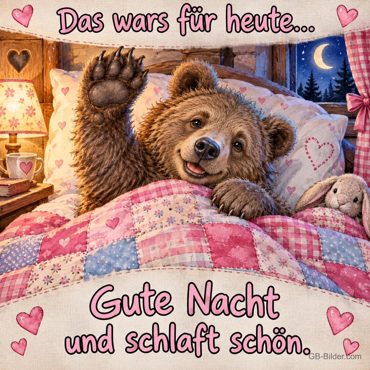Bär winkt aus einem Bett mit Patchworkdecke, Mond am Fenster, Text: Das wars für heute… Gute Nacht und schlaft schön.