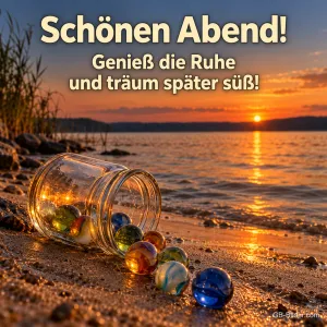 Glas mit Murmeln am Strand bei Sonnenuntergang, Text: Schönen Abend! – Genieß die Ruhe und träum später süß!