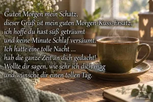 Tasse Kaffee auf einem Holztisch im Morgenlicht, Text: Guten Morgen mein Schatz, dieser Gruß ist mein guten Morgen-Kuss-Ersatz, ich hoffe du hast süß geträumt und keine Minute Schlaf versäumt. Ich hatte eine tolle Nacht … hab die ganze Zeit an dich gedacht! Wollte dir sagen, wie sehr ich dich mag und wünsche dir einen tollen Tag.