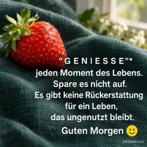 Erdbeere auf grünem Stoff, Spruch: Genieße jeden Moment des Lebens. Guten Morgen