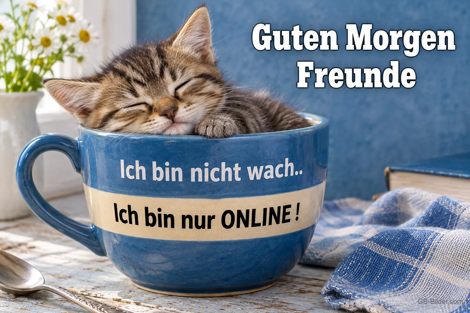 Kätzchen schläft in einer großen blauen Tasse, Text: Guten Morgen Freunde – Ich bin nicht wach.. Ich bin nur ONLINE!
