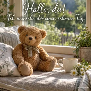Teddybär neben einer Tasse am Fenster, Text: Hallo, du! Ich wünsche dir einen schönen Tag.