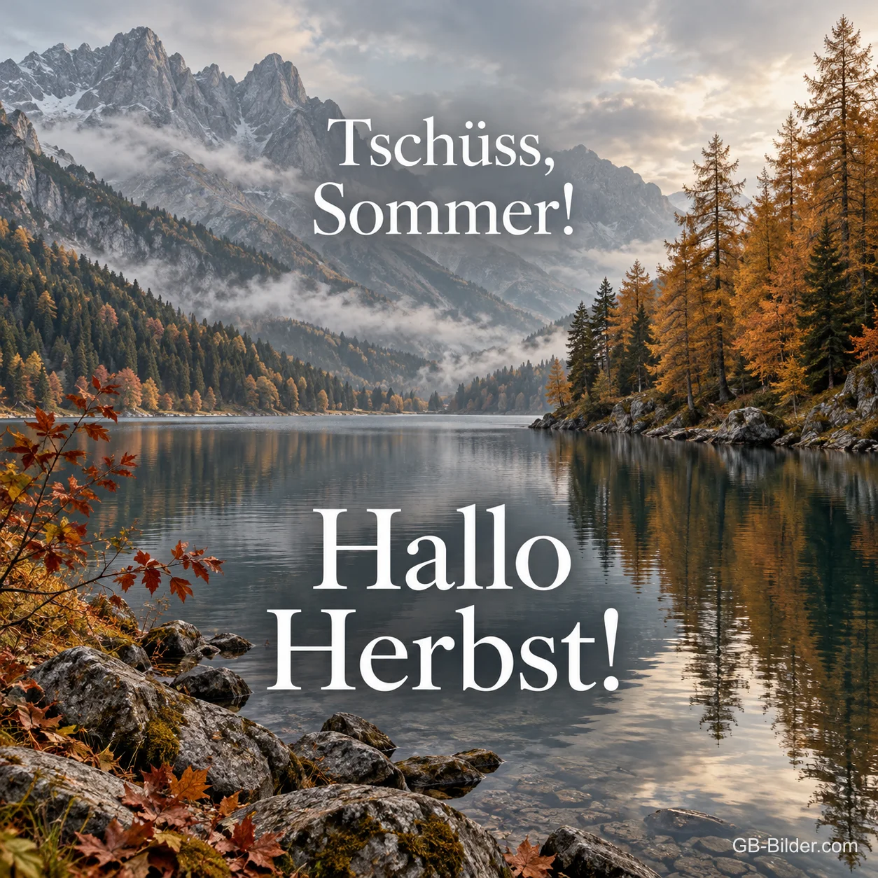 Bergsee mit goldenen Lärchen und nebligen Gipfeln, Text: Tschüss, Sommer! Hallo Herbst! Bergsee mit goldenen Lärchen und nebligen Gipfeln, Text: Tschüss, Sommer! Hallo Herbst!