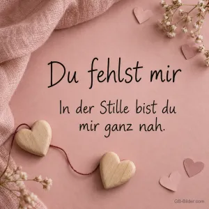 Zwei Holzherzen mit rotem Faden, Text: Du fehlst mir – In der Stille bist du mir ganz nah.