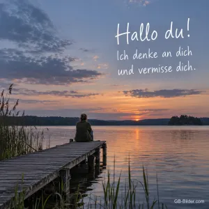 Person auf einem Steg am See im Sonnenuntergang, Text: Hallo du! Ich denke an dich und vermisse dich.