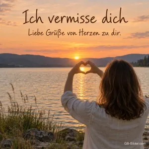 Frau formt ein Herz um die Sonne am See, Text: Ich vermisse dich – Liebe Grüße von Herzen zu dir.