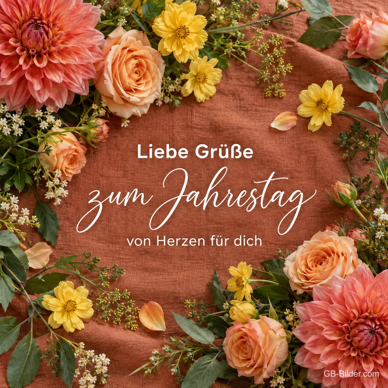 Dahlien und Rosen auf Terrakotta, Text: Liebe Grüße zum Jahrestag Dahlien und Rosen auf Terrakotta, Text: Liebe Grüße zum Jahrestag