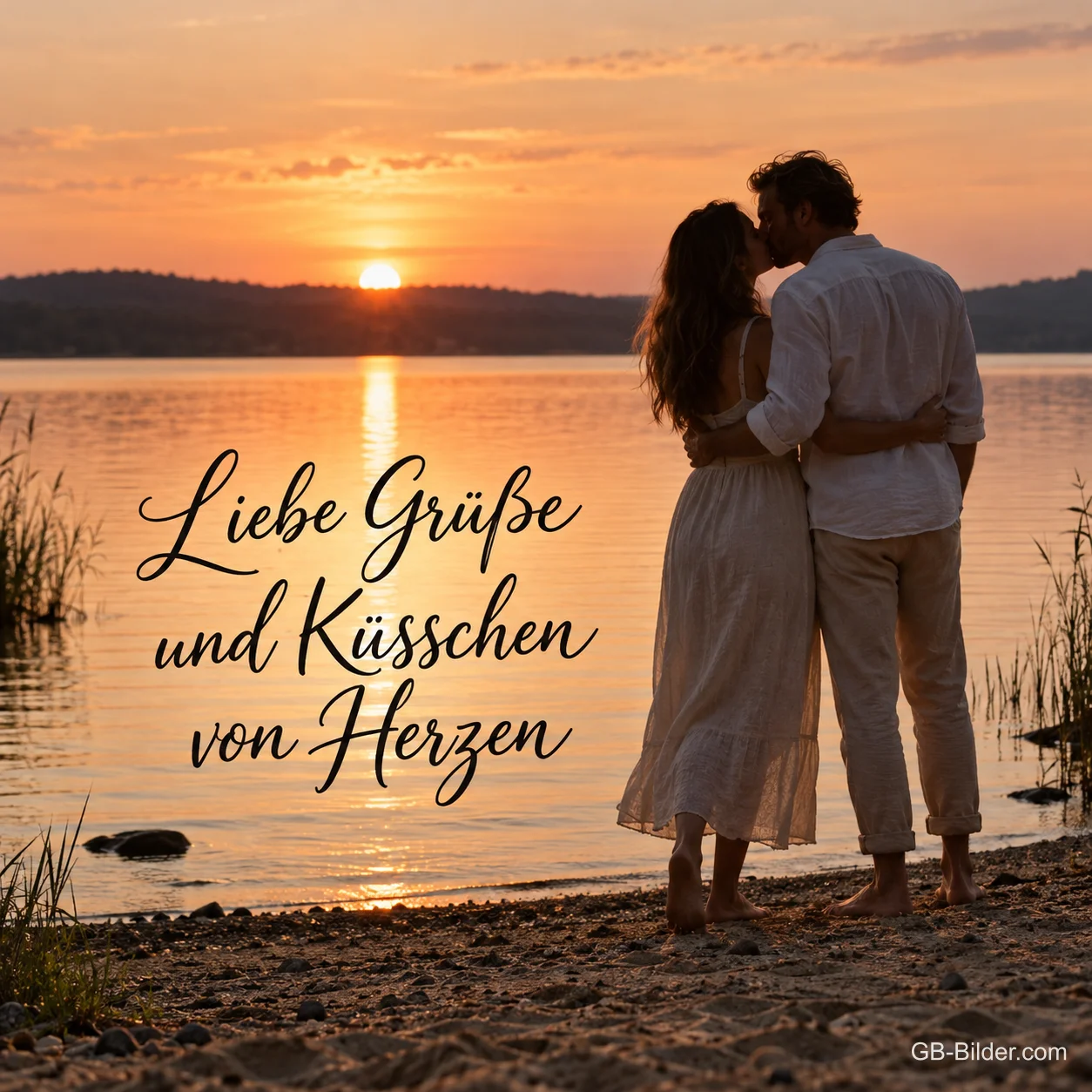 Paar küsst sich am See im Sonnenuntergang, Text: Liebe Grüße und Küsschen von Herzen Paar küsst sich am See im Sonnenuntergang, Text: Liebe Grüße und Küsschen von Herzen