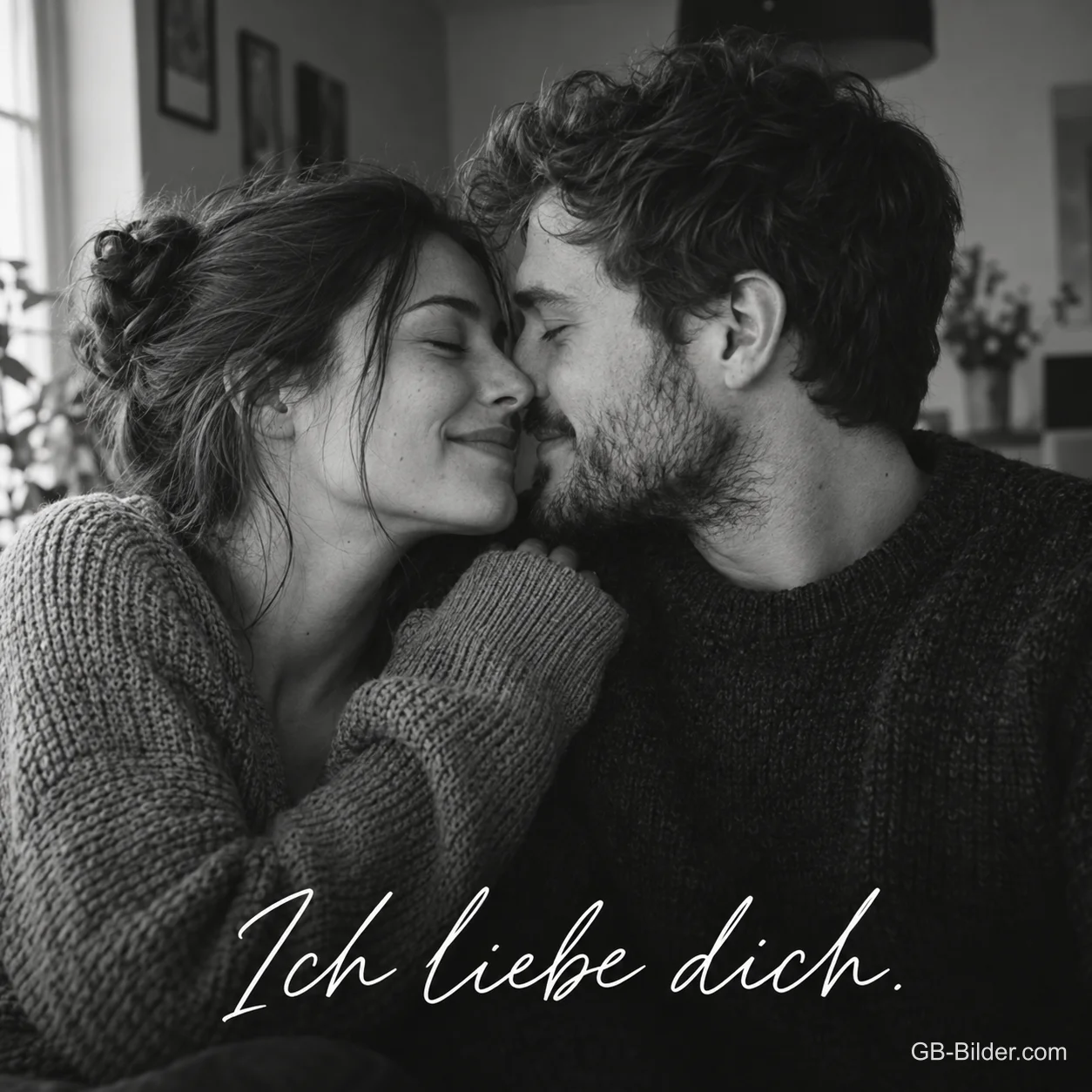 Lächelndes Paar Stirn an Stirn im Schwarz-Weiß-Foto, Text: Ich liebe dich. Lächelndes Paar Stirn an Stirn im Schwarz-Weiß-Foto, Text: Ich liebe dich.