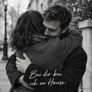 Paar umarmt sich auf der Straße im Schwarz-Weiß-Foto, Text: Bei dir bin ich zu Hause.