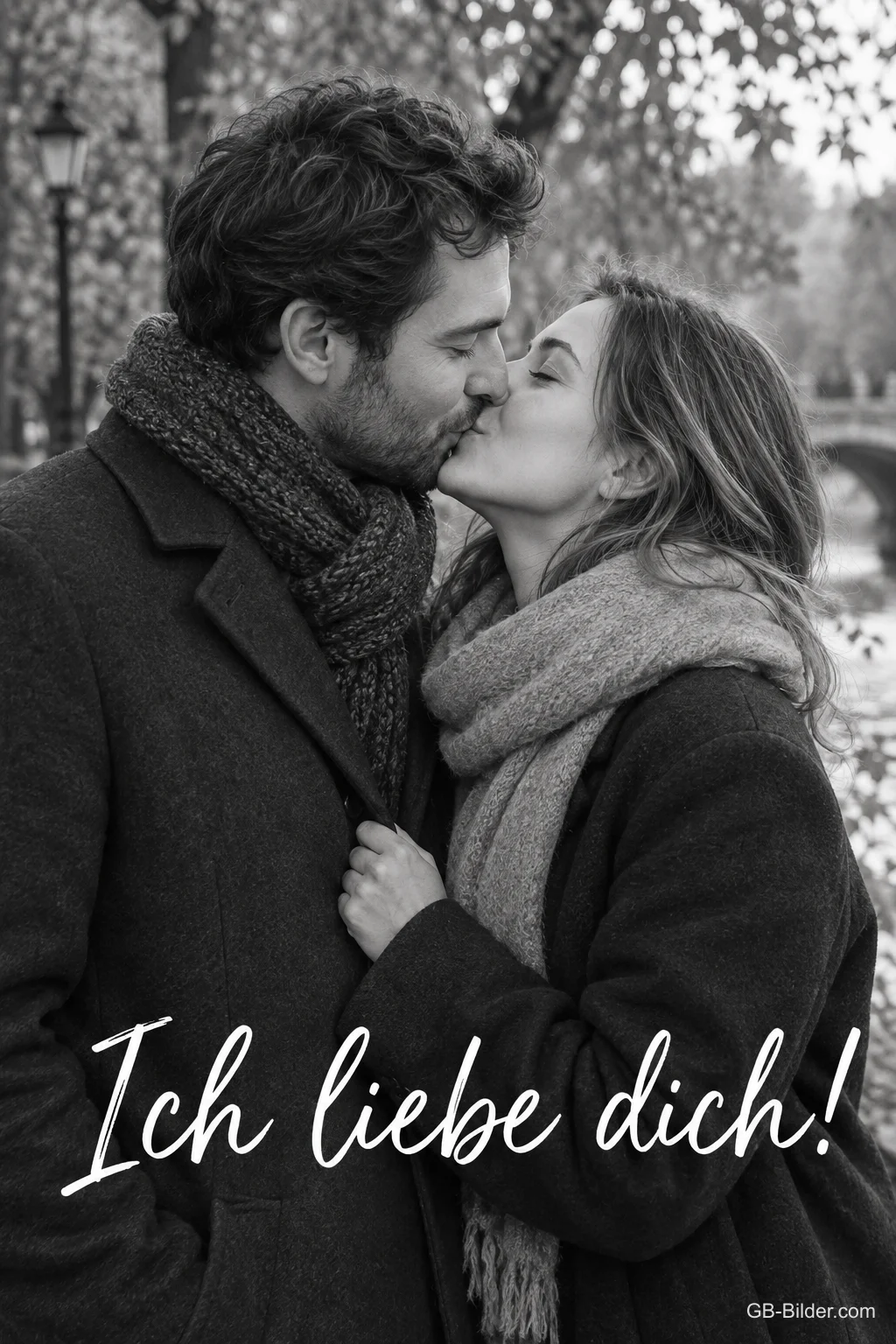Paar küsst sich im Winter im Park, Schwarz-Weiß-Foto, Text: Ich liebe dich! Paar küsst sich im Winter im Park, Schwarz-Weiß-Foto, Text: Ich liebe dich!