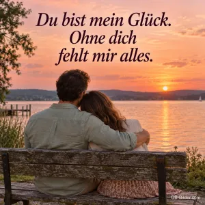 Paar sitzt umarmt auf einer Bank am See bei Sonnenuntergang, Text: Du bist mein Glück. – Ohne dich fehlt mir alles.