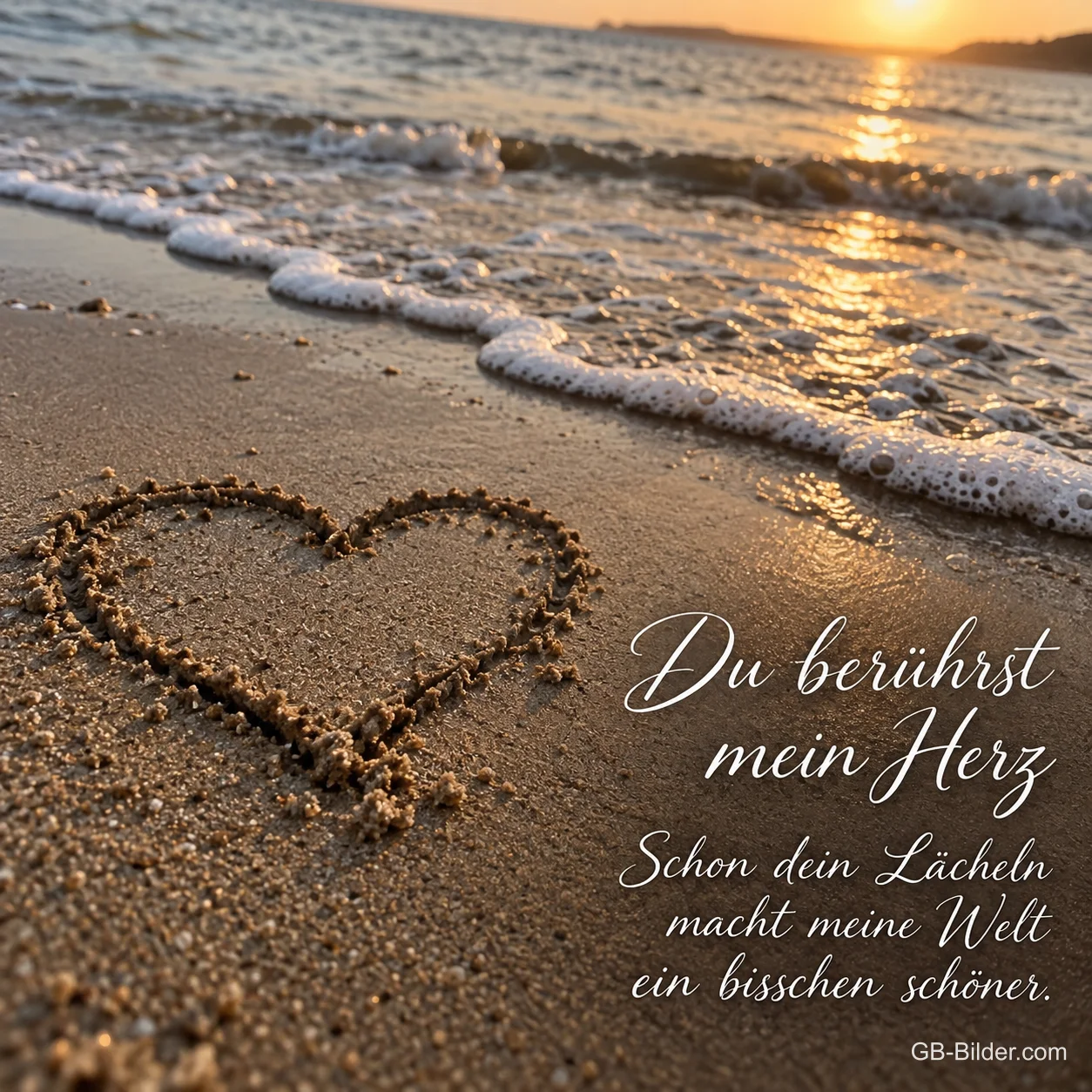 Herz im Sand am Meeresufer bei Sonnenuntergang, Text: Du berührst mein Herz. – Schon dein Lächeln macht meine Welt ein bisschen schöner. Herz im Sand am Meeresufer bei Sonnenuntergang, Text: Du berührst mein Herz. – Schon dein Lächeln macht meine Welt ein bisschen schöner.