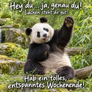 Panda winkt fröhlich auf einem Felsen im Bambuswald, Text: Hey du … ja, genau du! – Lachen steht dir gut! Hab ein tolles, entspanntes Wochenende!