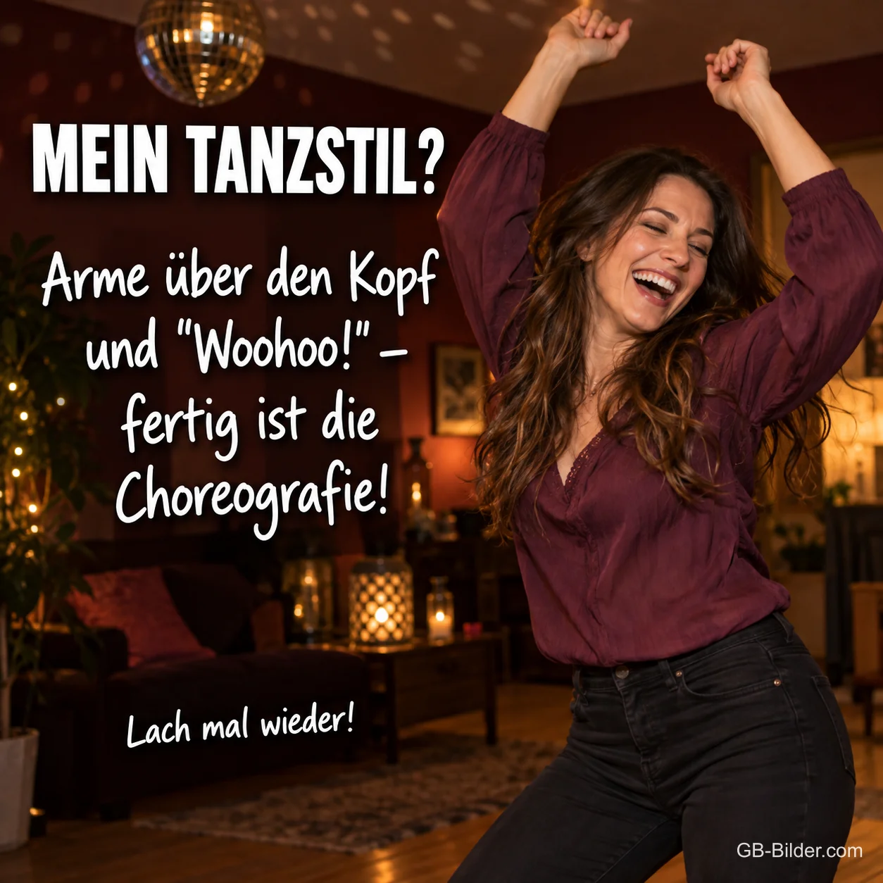 Lachende Frau tanzt mit erhobenen Armen im Wohnzimmer, Text: Mein Tanzstil? – Arme über den Kopf und "Woohoo!" – fertig ist die Choreografie! Lach mal wieder!