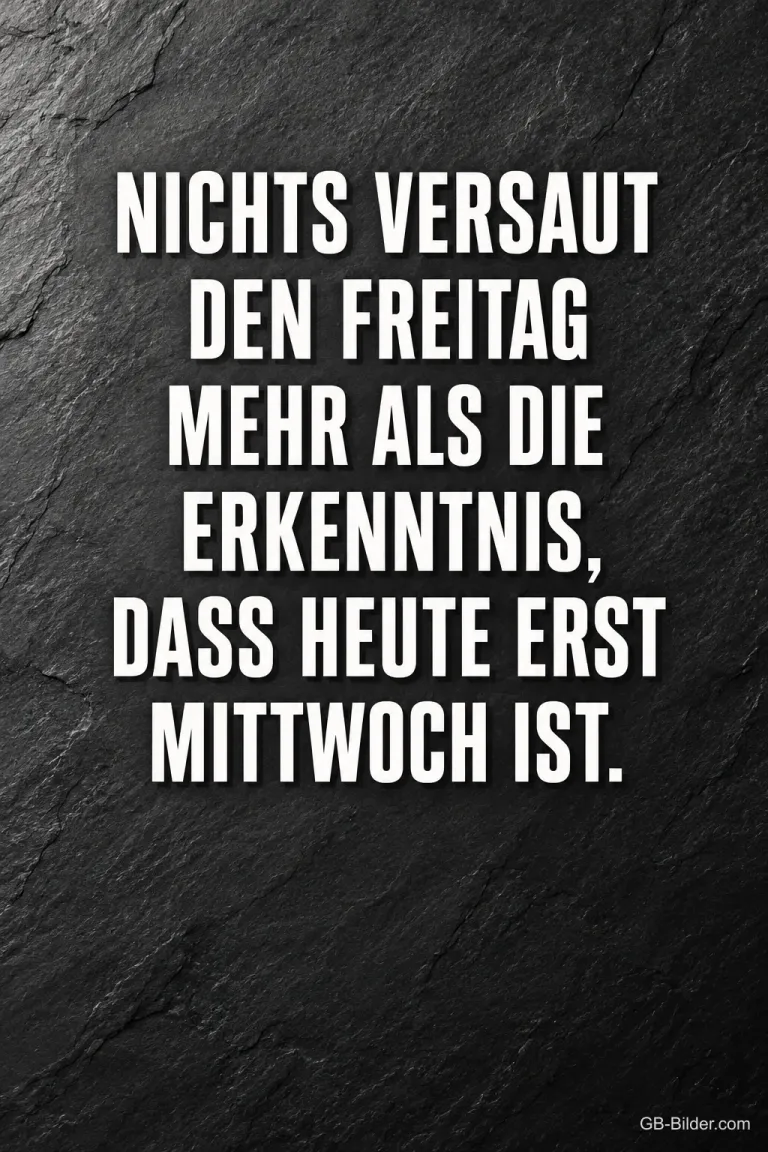 Weiße Schrift auf dunkler Schiefertafel, Text: NICHTS VERSAUT DEN FREITAG MEHR ALS DIE ERKENNTNIS, DASS HEUTE ERST MITTWOCH IST.