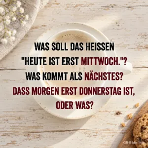 Milchkaffee auf Holztisch, lustiger Spruch: Was soll das heißen, heute ist erst Mittwoch?
