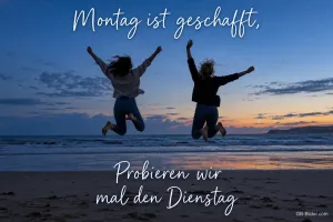Zwei Menschen springen am Strand in der Abenddämmerung, Text: Montag ist geschafft, probieren wir mal den Dienstag